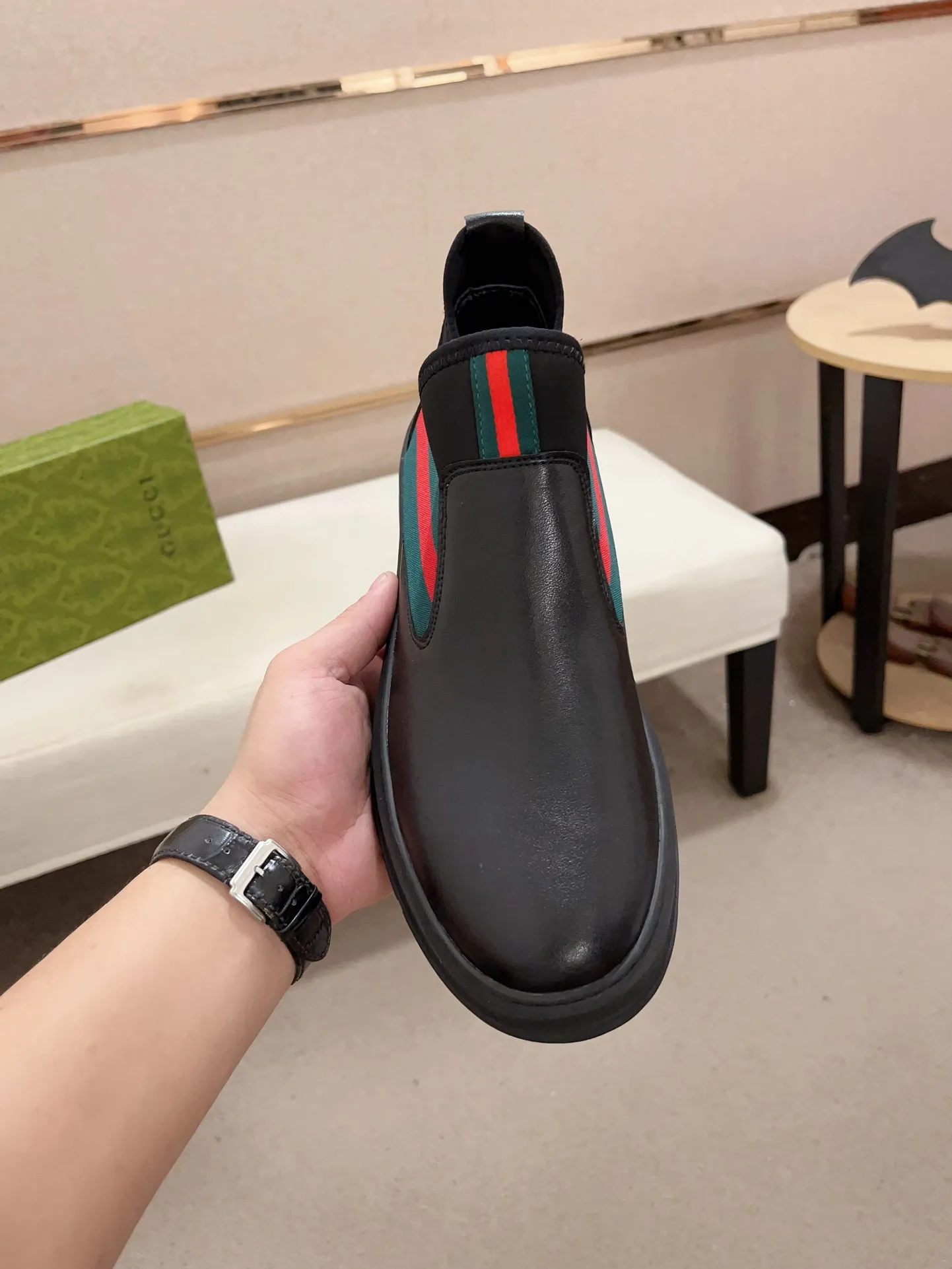 Factory price 480💰 (sheepskin lining * velvet lining optional! Can be made without label) High-quality new GUCCI (Gucci) counters will be launched simultaneously. The new men's shoes and 😘fabric are made of high-tech glue-spraying technology. Lining: sheepskin lining* velvet lining. 👍🏿 High-end ☄️ air-cushion molded anti-slip rubber outsole, exquisite lines, simple and elegant, comfortable and high-end for leisure travel. Code number: 38 to 44 (45 can be customized and cannot be returned or exchanged)